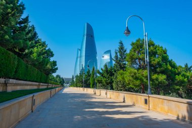 Bakü, Azerbaycan 'da güneşli bir günde alev kuleleri