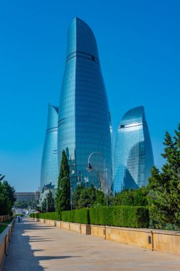 Bakü, Azerbaycan 'da güneşli bir günde alev kuleleri