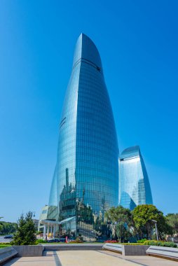 Bakü, Azerbaycan 'da güneşli bir günde alev kuleleri