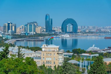 Azerbaycan 'da güneşli bir günde Bakü şehri