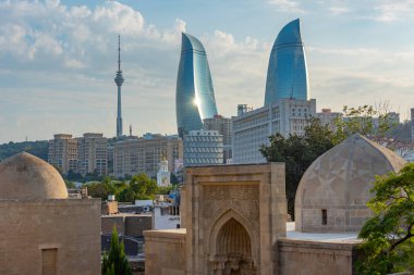 Bakü, Azerbaycan 'daki Shirvanshahs Sarayı' ndan görünen alev kuleleri ve TV kulesi