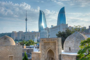 Bakü, Azerbaycan 'daki Shirvanshahs Sarayı' ndan görünen alev kuleleri ve TV kulesi