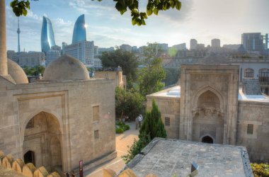 Bakü, Azerbaycan 'daki Shirvanshahs Sarayı' ndan görünen alev kuleleri ve TV kulesi