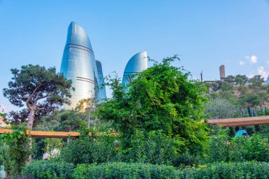 Bakü, Azerbaycan 'daki Chemberekend parkından alev kuleleri