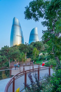 Bakü, Azerbaycan 'daki Chemberekend parkından alev kuleleri