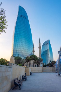 Azerbaycan 'ın Bakü kentindeki Alev Kuleleri ve Şehitler Sokağı Camii' nin gün batımı manzarası