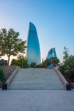 Bakü, Azerbaycan 'daki Alev kulelerinin günbatımı manzarası