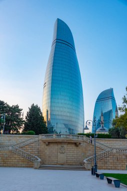 Bakü, Azerbaycan 'daki Alev kulelerinin günbatımı manzarası