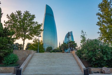 Bakü, Azerbaycan 'daki Alev kulelerinin günbatımı manzarası