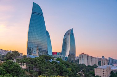 Bakü, Azerbaycan 'daki Alev kulelerinin günbatımı manzarası