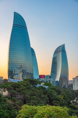 Bakü, Azerbaycan 'daki Alev kulelerinin günbatımı manzarası
