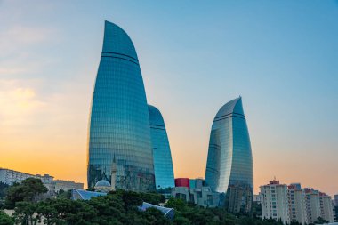Bakü, Azerbaycan 'daki Alev kulelerinin günbatımı manzarası