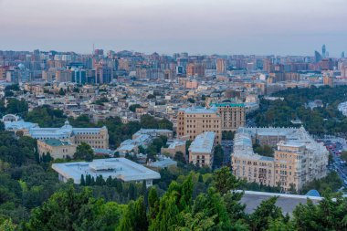 Azerbaycan 'daki Bakü şehir merkezinin gün batımı manzarası