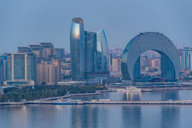 Azerbaycan 'daki Bakü kentinin gün batımı manzarası