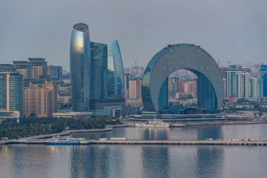 Azerbaycan 'daki Bakü kentinin gün batımı manzarası