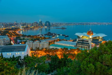 Azerbaycan 'da gün batımında Bakü manzarası