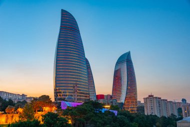 Bakü, Azerbaycan 'daki Alev kulelerinin günbatımı manzarası