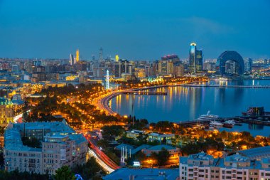 Azerbaycan 'daki Bakü kentinin gün batımı manzarası