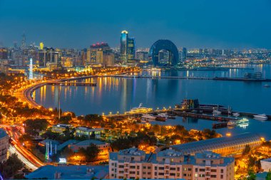 Azerbaycan 'daki Bakü kentinin gün batımı manzarası