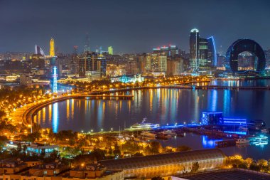 Azerbaycan 'daki Bakü kentinin gün batımı manzarası