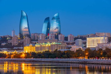 Bakü, Azerbaycan 'ın ufuk çizgisini oluşturan Alev Kulelerinin gündoğumu manzarası