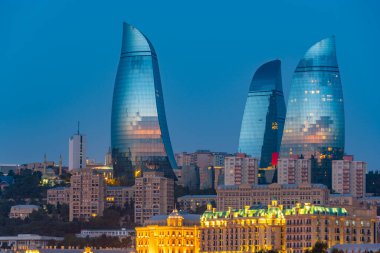 Bakü, Azerbaycan 'ın ufuk çizgisini oluşturan Alev Kulelerinin gündoğumu manzarası