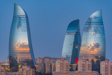 Bakü, Azerbaycan 'daki Alev kulelerinin günbatımı manzarası
