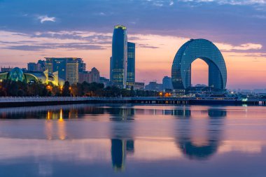 Gün doğumu Bakü, Azerbaycan 'da.