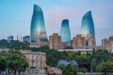 Bakü, Azerbaycan 'ın ufuk çizgisini oluşturan Alev Kulelerinin gündoğumu manzarası
