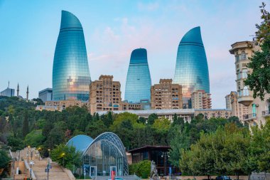 Bakü, Azerbaycan 'ın ufuk çizgisini oluşturan Alev Kulelerinin gündoğumu manzarası