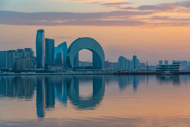 Gün doğumu Bakü, Azerbaycan 'da.