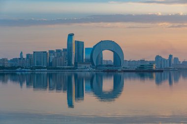 Gün doğumu Bakü, Azerbaycan 'da.