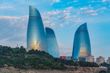 Bakü, Azerbaycan 'daki Alev kulelerinin günbatımı manzarası