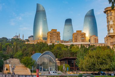 Bakü, Azerbaycan 'ın Alev Kulelerinin ve füniküler istasyonunun gün doğumu görüntüsü