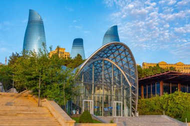 Bakü, Azerbaycan 'ın Alev Kulelerinin ve füniküler istasyonunun gün doğumu görüntüsü