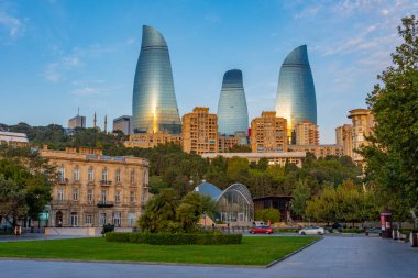 Bakü, Azerbaycan 'ın Alev Kulelerinin ve füniküler istasyonunun gün doğumu görüntüsü