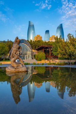 Bakü, Azerbaycan 'ın Alev Kulelerinin ve füniküler istasyonunun gün doğumu görüntüsü