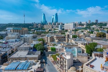 Bakü, Azerbaycan 'daki Maiden Kulesi' nden ateş kuleleri ve TV kulesi görülüyor.