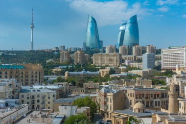 Bakü, Azerbaycan 'daki Maiden Kulesi' nden ateş kuleleri ve TV kulesi görülüyor.