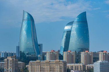Bakü, Azerbaycan 'ın ufuk çizgisini oluşturan alev kuleleri