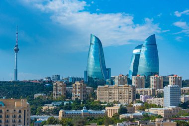 Bakü, Azerbaycan 'daki Maiden Kulesi' nden ateş kuleleri ve TV kulesi görülüyor.