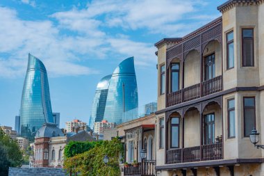 Azerbaycan 'ın Bakü kentindeki tarihi ve çağdaş mimarinin bir karışımı.
