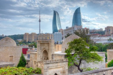 Bakü, Azerbaycan 'daki Shirvanshahs Sarayı' ndan görünen alev kuleleri ve TV kulesi