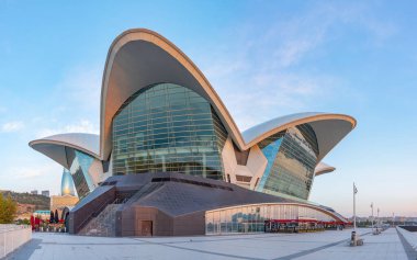 Azerbaycan, Bakü 'deki Deniz alışveriş merkezinde gün batımı