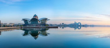 Azerbaycan, Bakü 'deki Deniz alışveriş merkezinde gün batımı