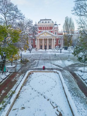 Bulgaristan 'ın Sofya kentindeki İvan Vazov Tiyatrosu' nun kış manzarası