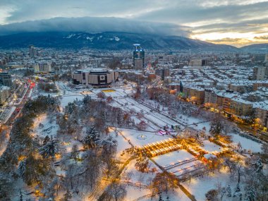 Bulgaristan 'ın Sofya kentindeki Ulusal Kültür Sarayı' nın kış gecesi manzarası