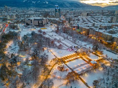Bulgaristan 'ın Sofya kentindeki Ulusal Kültür Sarayı' nın kış gecesi manzarası