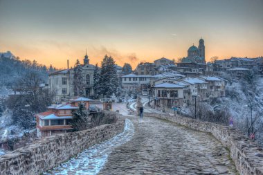 Bulgaristan 'ın kışın Veliko Tarnovo kentindeki Çarevets kalesinin günbatımı manzarası