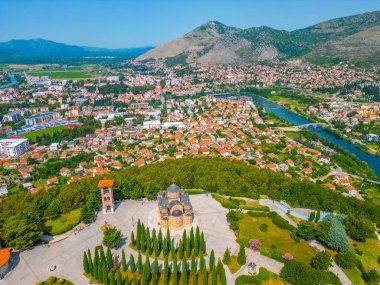 Bosna kenti Trebinje ve Hercegovacka Gracanica Tapınağının Panorama manzarası